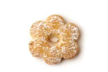 Beyaz arkaplanda izole edilmiş pudra şekerli bir çerezin üst görünümü