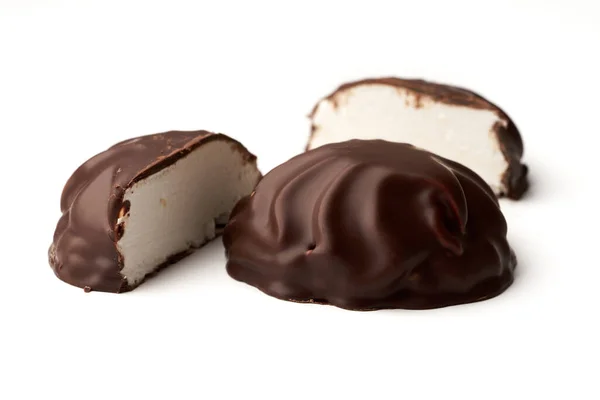 Close Tiro Marshmallows Inteiros Várias Peças Cobertas Com Chocolate Isolado — Fotografia de Stock