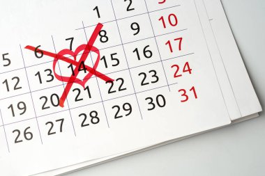 Kırmızı keçeli kalemi kapat takvimde Sevgililer Günü 'nün üstünü çiz