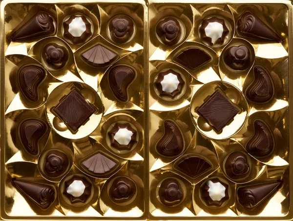 Vários Chocolates Sortidos Uma Caixa Embalagem Amarela — Fotografia de Stock