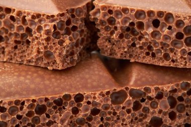 Gözenekli sütlü çikolata parçalarının dokusunu kapat