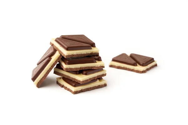Close Pilha Pedaços Chocolate Com Leite Isolado Fundo Branco — Fotografia de Stock