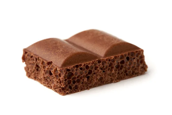 Close Pedaço Chocolate Com Leite Ventilado Isolado Fundo Branco — Fotografia de Stock