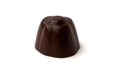 Beyaz arkaplanda izole edilmiş bir çikolatalı şekerin yakın çekimi