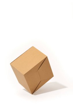 Beyaz arkaplanda karton kutu izole
