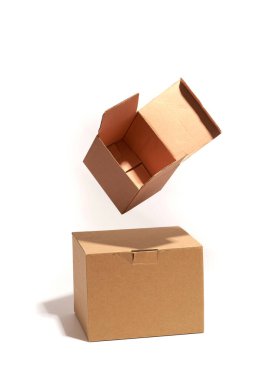 Bir açık karton kutu, beyaz arka planda izole edilmiş başka bir kapalı karton kutu üzerinde