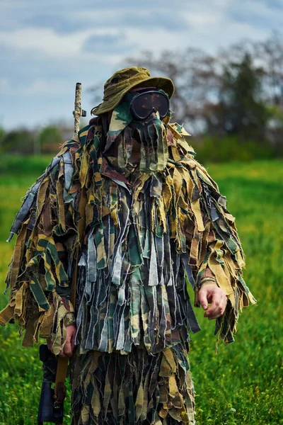 Airsoft Hráč Maskovací Vojenské Uniformě Odstřelovací Puškou Terénu — Stock fotografie