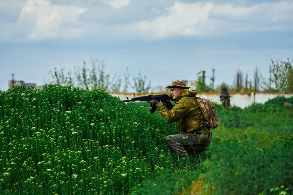 Voják Vojenské Uniformě Sedí Trávě Míří Nepřítele — Stock fotografie