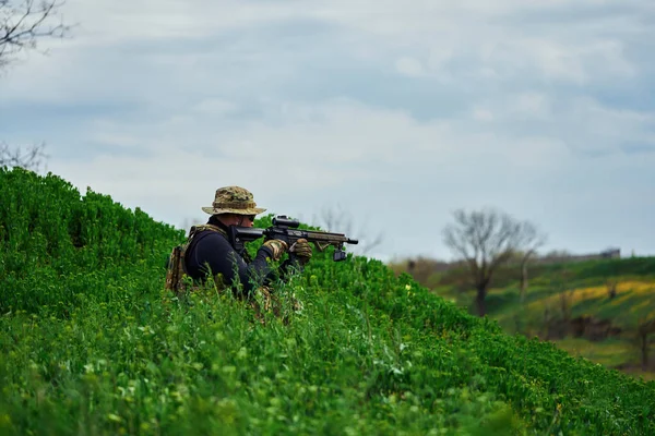 Jugador Airsoft Uniforme Militar Sienta Hierba Apunta Alcance Del Rifle —  Fotos de Stock