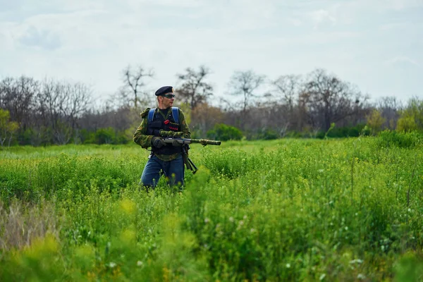 Jugador Airsoft Uniforme Militar Camuflaje Sostiene Rifle Sus Manos Campo —  Fotos de Stock