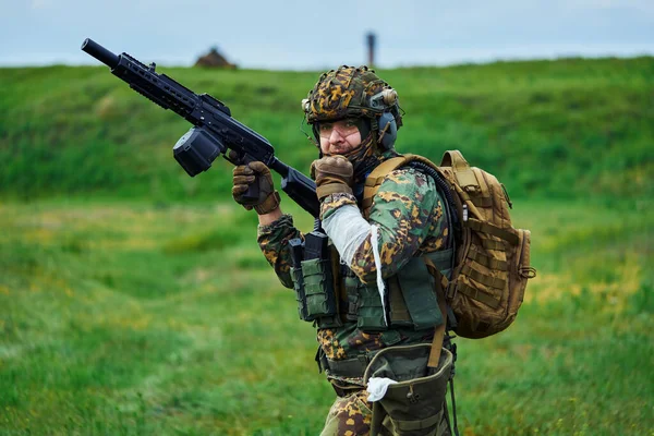 Soldado Con Uniforme Militar Con Una Mano Vendada Sostiene Arma —  Fotos de Stock