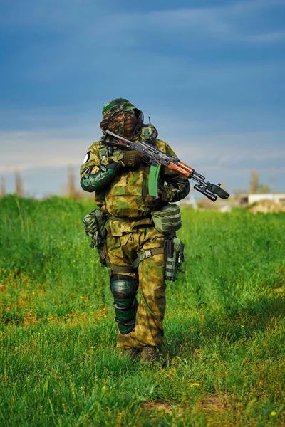 Soldado Ruso Con Uniforme Militar Sosteniendo Arma Sus Manos —  Fotos de Stock