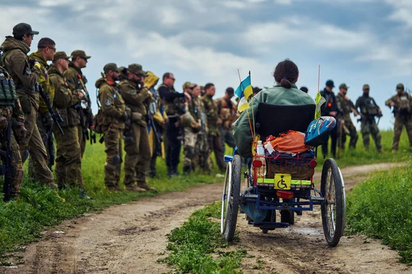 Joven Discapacitado Silla Ruedas Fondo Grupo Soldados Uniforme Militar —  Fotos de Stock