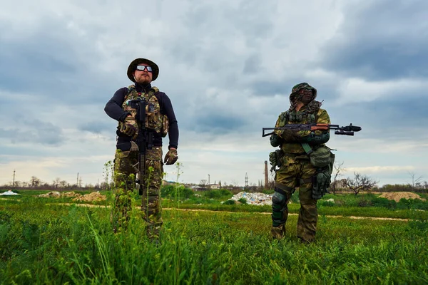 Dos Jugadores Airsoft Con Armas Sus Manos Están Campo —  Fotos de Stock