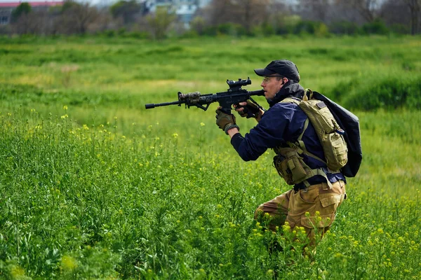 Airsoft Jugador Uniforme Militar Apunta Enemigo —  Fotos de Stock