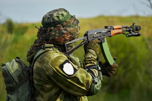 Gros Plan Soldat Russe Tenant Une Arme Dans Ses Mains Images De Stock Libres De Droits