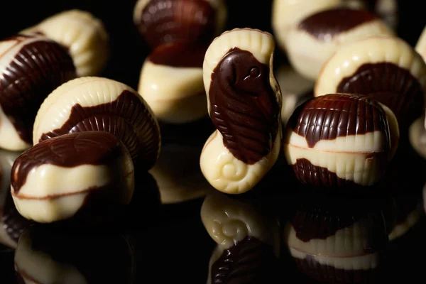 Chocolates Inteiros Formas Frutos Mar Fundo Preto Com Reflexão — Fotografia de Stock