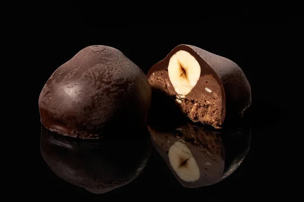 Doces Chocolate Inteiros Cortados Com Noz Fundo Preto Com Reflexão — Fotografia de Stock