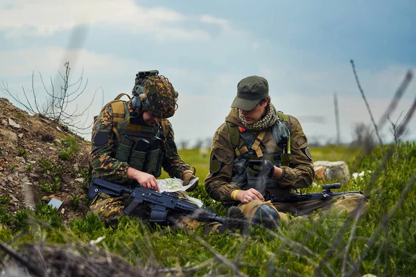 Jugadores Airsoft Uniforme Militar Viendo Mapa —  Fotos de Stock