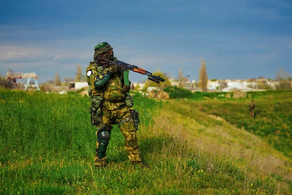 Jugador Airsoft Con Uniforme Soldado Ruso Sosteniendo Arma Sus Manos —  Fotos de Stock