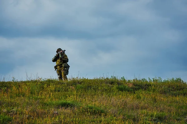Orosz Katona Katonai Egyenruhában Fegyvert Tart Kezében — Stock Fotó