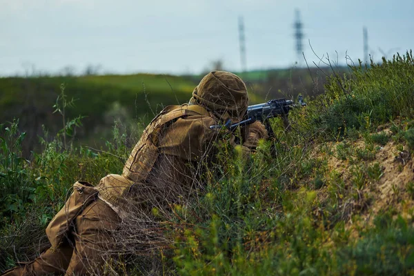 Nære Soldat Som Ligger Bakken Sikter Omfanget Sitt Maskingevær – stockfoto