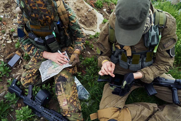 Askeri Üniformalı Havalı Oyuncular Yerde Oturup Haritayı Inceliyor — Stok fotoğraf