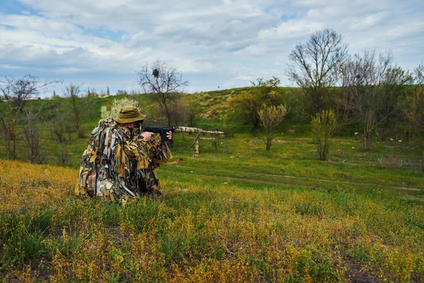 Airsoft Hráč Maskovací Vojenské Uniformě Drží Rukou Poli Pušku — Stock fotografie