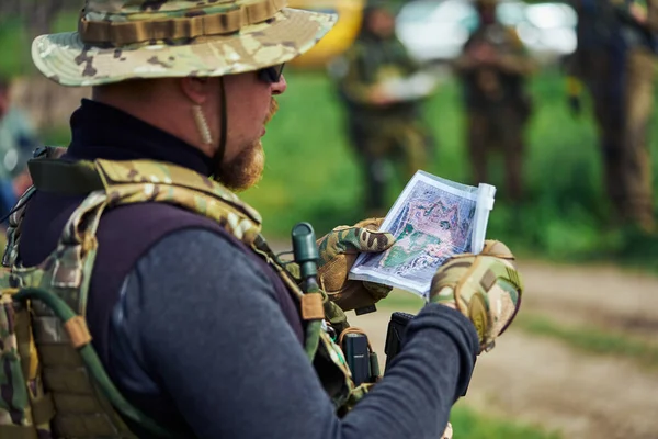 Игрок Военной Форме Изучает Карту — стоковое фото