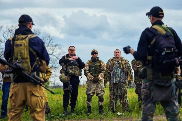 Egy Csapat Airsoft Játékos Egyenruhában Fegyverekkel Játék Kezdete Előtt — Stock Fotó