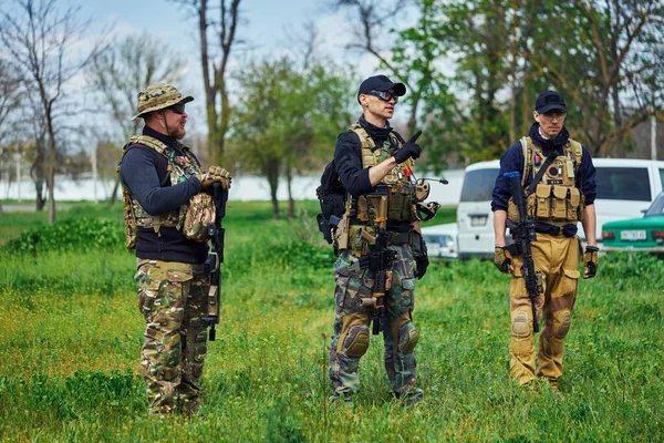 Grupo Jugadores Airsoft Uniforme Con Armas Antes Del Inicio Del —  Fotos de Stock