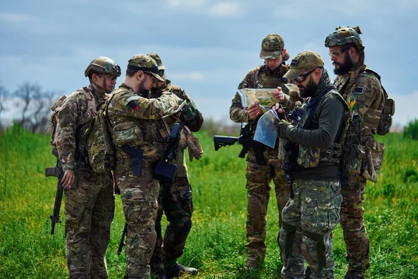 Группа Игроков Военной Форме Изучает Карту — стоковое фото