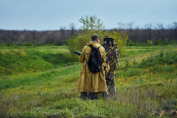 Airsoft Játékosok Fegyverrel Kezükben Állnak Terepen — Stock Fotó