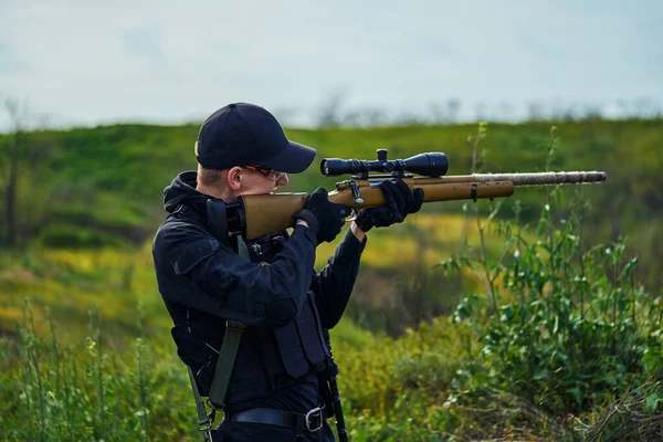 Primer Plano Del Francotirador Policía Apuntando Alcance Rifle —  Fotos de Stock