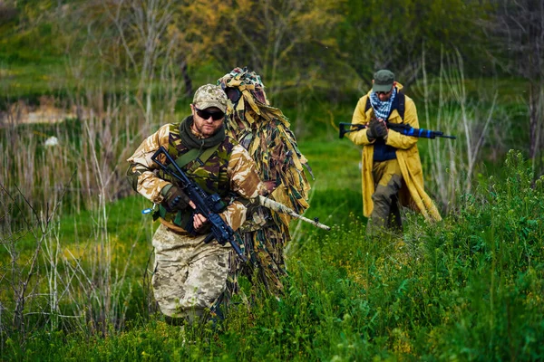 Airsoft Játékosok Fegyverrel Kezükben Sétálnak Erdőben — Stock Fotó