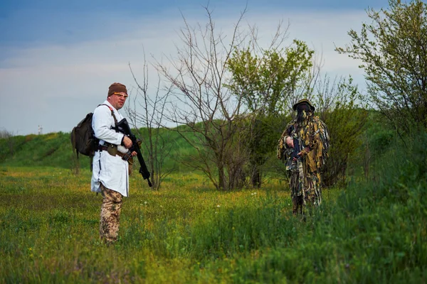 Airsoft Játékosok Egyenruhában Egy Orvos Egy Mesterlövész Fegyverrel Kezében — Stock Fotó