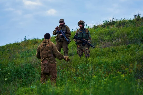 Opositores Militares Armados Negocian Una Ladera Por Noche —  Fotos de Stock