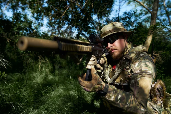 Airsoft Játékos Álcázó Egyenruhában Fegyver Látványára Célozva — Stock Fotó