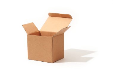 Açılmış karton kutu beyaz arkaplanda izole edildi