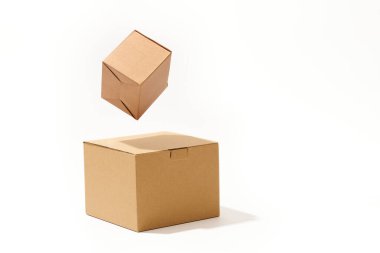 Beyaz zemin üzerinde izole edilmiş farklı şekilli karton kutuların yakın çekim görüntüleri