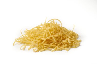 Beyaz zemin üzerinde çiğ tagliatelle makarna izole
