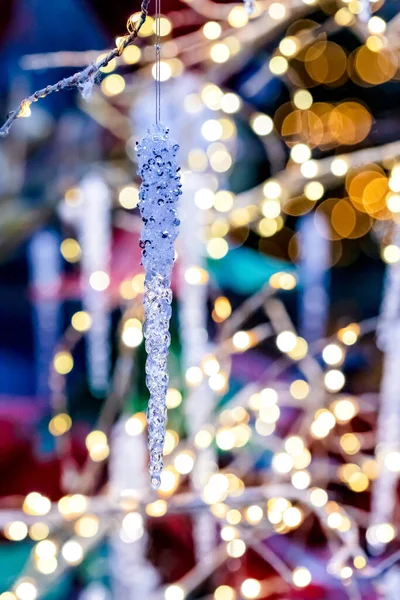 Outdoor Ijspegels Kerst Decoratie Lichte Bloemenslingers Wazig Achtergrond — Stockfoto