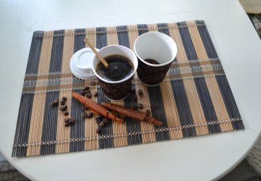 Kahve fincanındaki kahve çekirdekleri