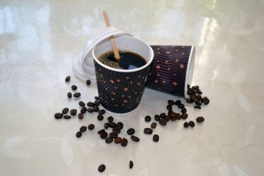 Kahve fincanındaki kahve çekirdekleri