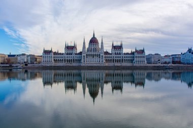 Macaristan, Budapeşte, Tuna nehrinin kıyısındaki Parlamento, sudaki binanın yansıması.