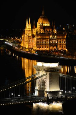 Macaristan, gece kenti Budapeşte, Parlamento ve Zincir köprüsünün bir kısmı gece kenti arka planında.