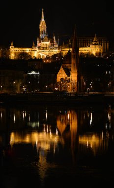 Gece Budapeşte, Balıkçı Kalesi, Gece lambalarının suya yansıması
