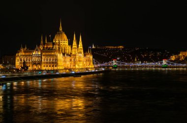 Macaristan, gece kenti Budapeşte, parlamento gecenin arka planında