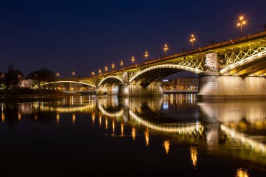 Gece Budapeşte, Tuna Nehri üzerindeki Margit Köprüsü, Sudaki gece ışıklarının yansıması