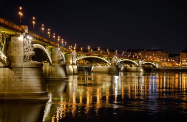 Gece Budapeşte, Tuna Nehri üzerindeki Margit Köprüsü, Sudaki gece ışıklarının yansıması